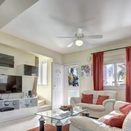 Thaliana House 2 Bedroom Near ヴィラ *